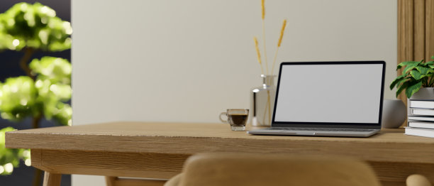 最小舒适的工作空间，木制桌面上有开放式笔记本电脑模型。图片下载