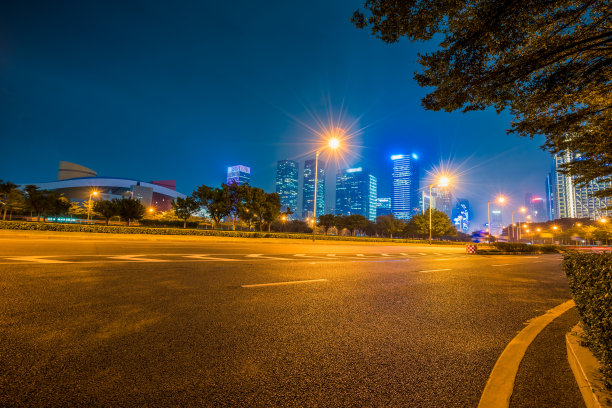 空旷的柏油路穿过中国深圳的现代化城市图片下载