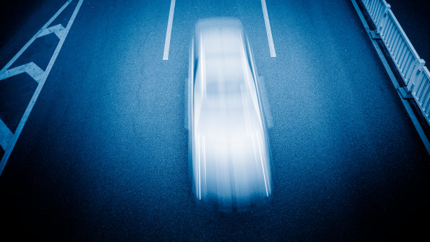 汽车行驶在城市道路，高角度的观点，深圳中国图片下载