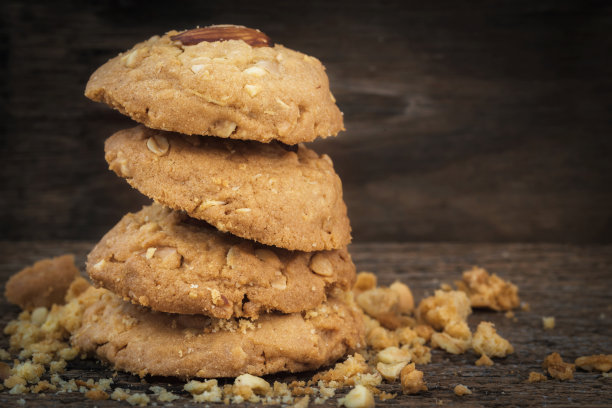 杏仁和腰果饼干放在木片上。图片下载