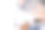 一名男子从烘干机里拿出干了的床单。室内烘干机。图片下载