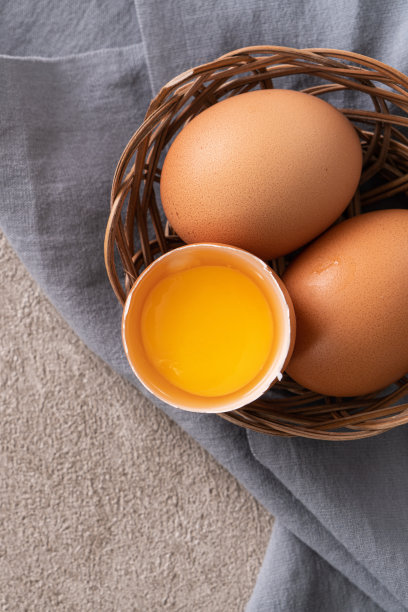 盛在盘子里的新鲜鸡蛋。图片下载