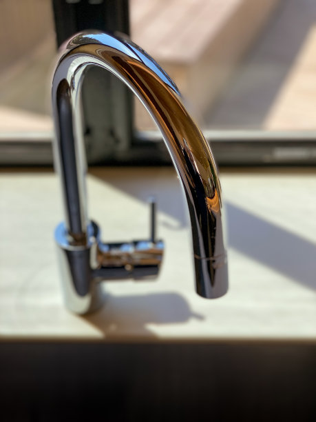 厨房窗边现代镀铬水龙头图片下载