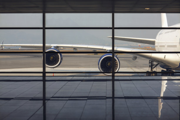 从终端窗口看到在机场跑道上等待起飞的飞机图片下载