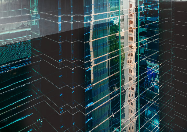 摘要:商业办公建筑在闹市区玻璃窗上的反映图片下载