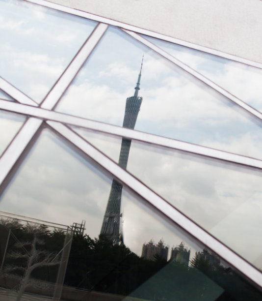 中国广州市天河区珠江新城，玻璃中的广州塔图片下载