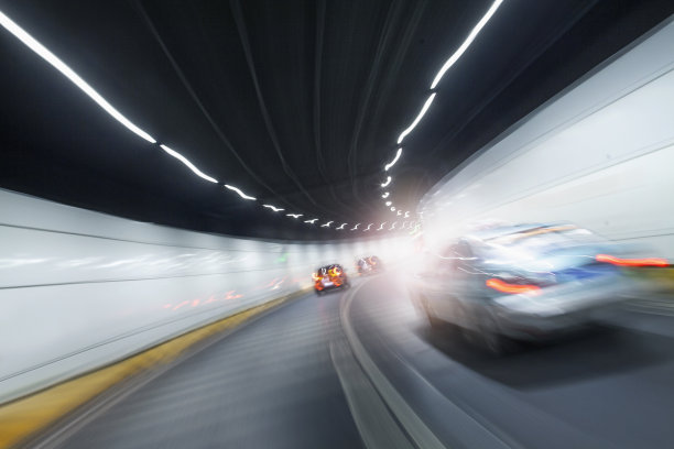 隧道内巷道高速运动的汽车角度视图图片下载