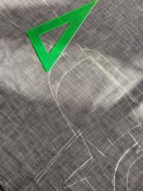 裁缝用纺织品把布料裁剪成一件新外套图片下载