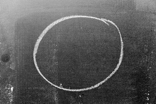 白色粉笔手绘为圆圈形状的黑色黑板背景图片下载