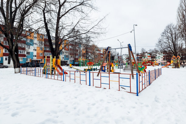 冬天有带滑梯的操场图片下载