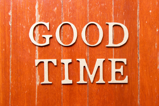 字母在字好时间在旧的红色木板背景图片下载