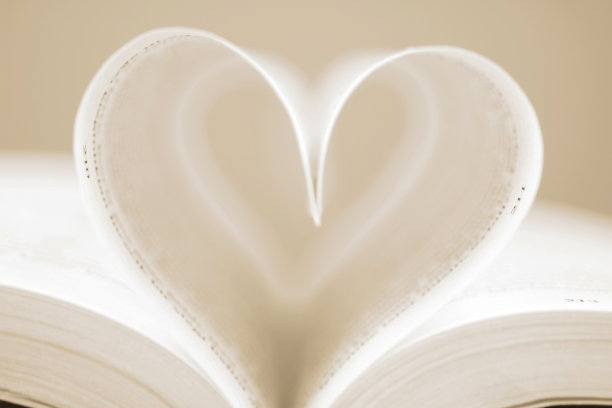 喜欢看书，把书页折成心形图片下载