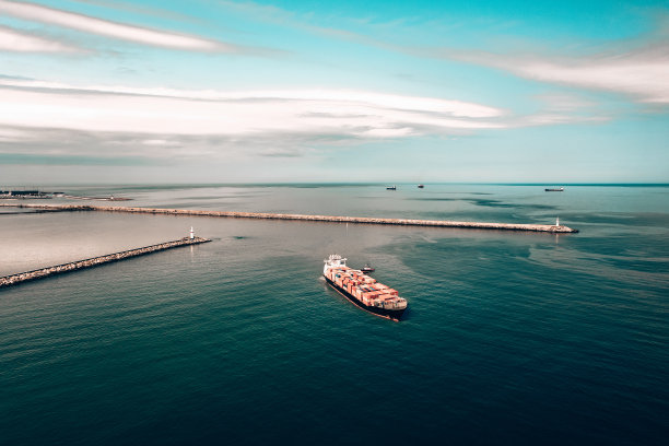 停泊在锚地上的货船。图片下载