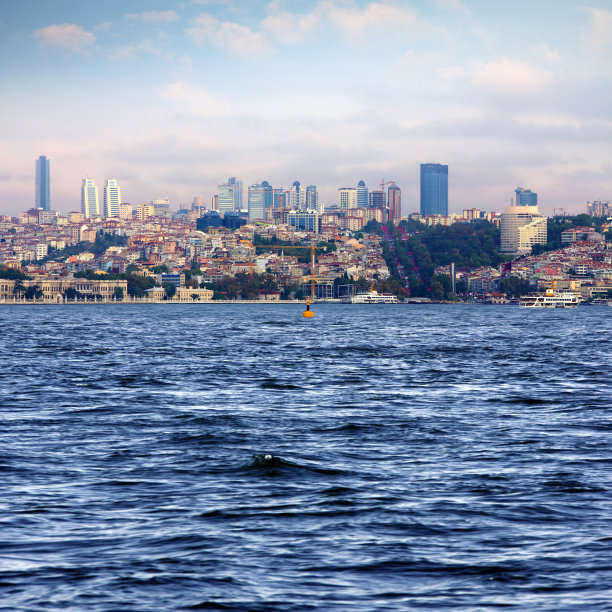 伊斯坦布尔和博斯普鲁斯引人注目的城市景观图片下载