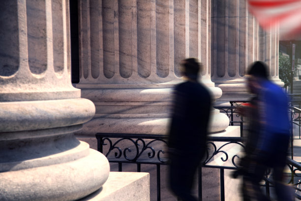 模糊运动繁忙的人们和办公楼外观图片下载