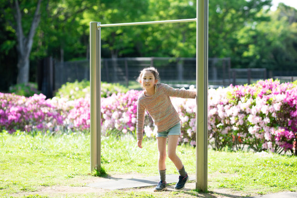 女孩在玩单杠图片下载