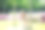 女孩在玩单杠图片下载