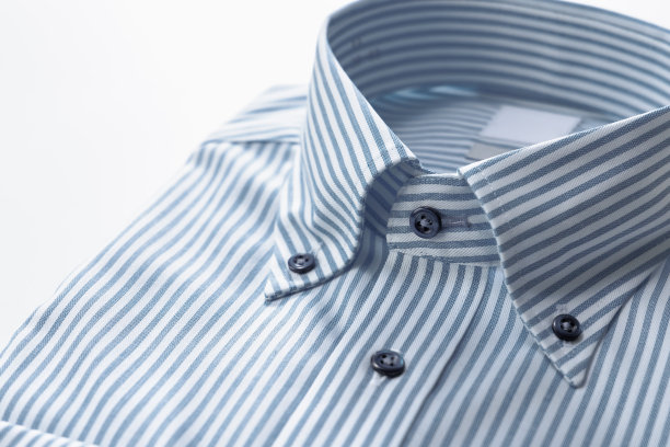 仔细熨烫干净的条纹衬衫图片下载