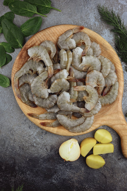 鲜海虾在一个木制托盘上的灰色背景俯视图图片下载