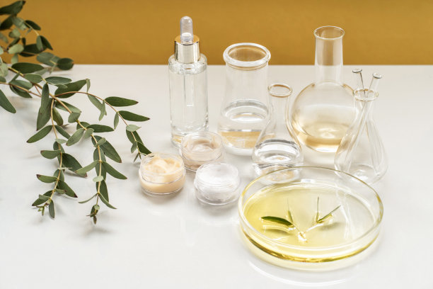 替代天然药物和玻璃器皿，烧瓶和培养皿。替代医学草药。天然美容护肤产品。概念研发。图片下载