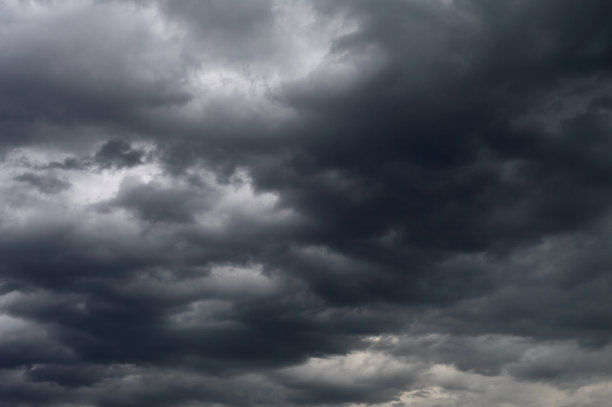 天空中乌云密布，很快就会有雷雨和倾盆大雨图片下载