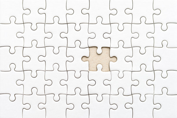 俯视图白色拼图不完整或缺失的一块。图片下载