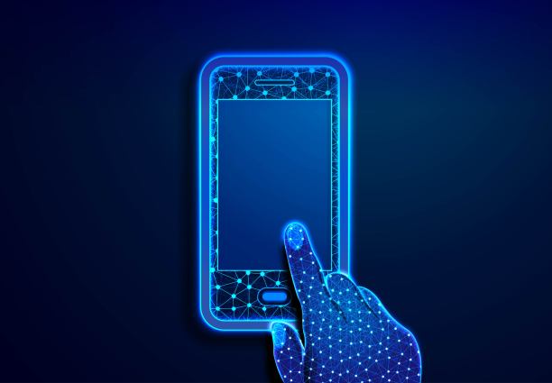 手机与空白空白的屏幕在握着男人的手和手指。插图深蓝色背景。通讯应用智能手机概念。低聚线框矢量技术。图片下载