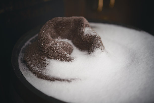 埋在雪里的帽子图片下载