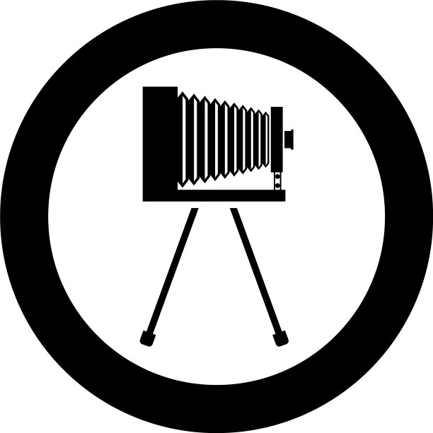 三脚架上的复古模拟胶片相机图片下载