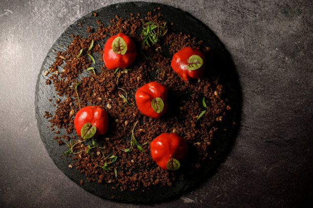 俯视图上盘分子小吃覆盖红釉肉馅图片下载