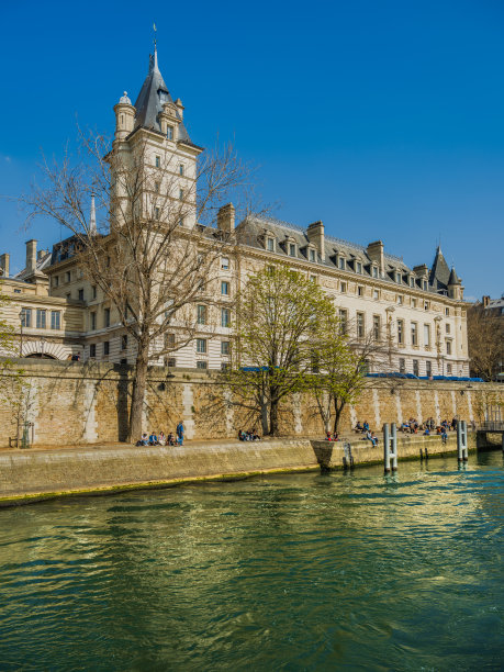 巴黎塞纳河岸边浪漫的公共场所和人行道图片下载