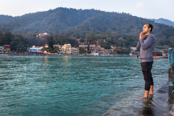 孤立的年轻人在河岸上从平角窥探神圣的恒河图片下载