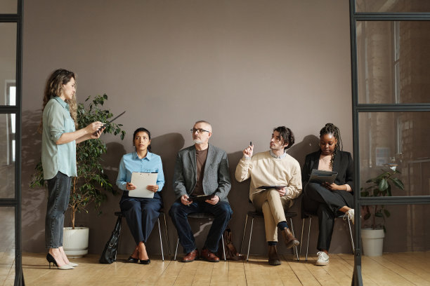 经理打电话给候选人要面试图片下载