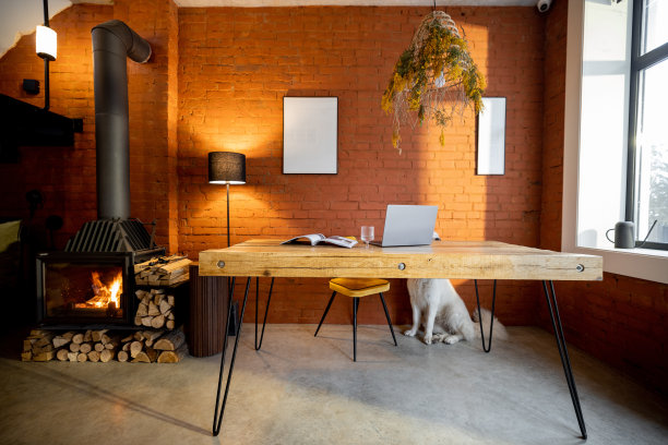 客厅内部阁楼风格与木桌，壁炉和狗在家里图片下载