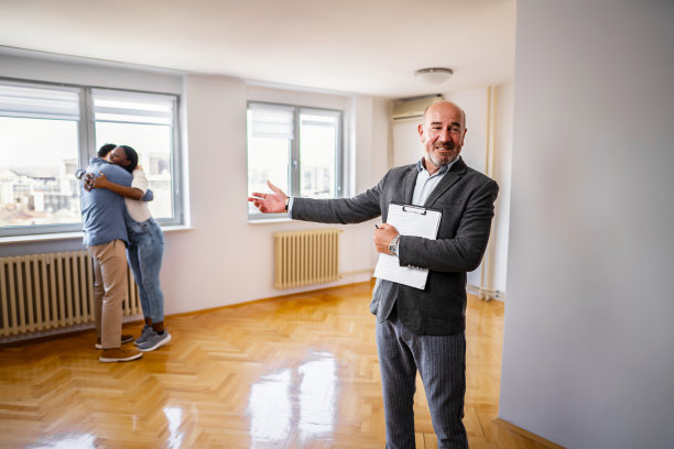 新婚夫妇喜欢他们的新公寓图片下载