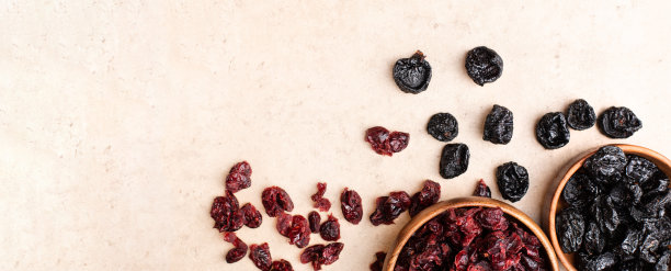 健康干果，蔓越莓，梅干放在木碗上，平放。图片下载