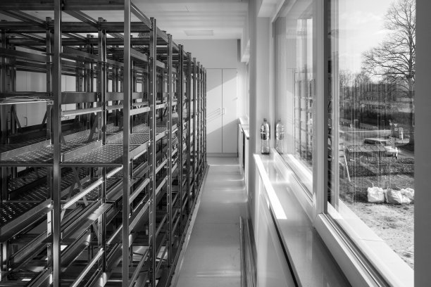 在无菌器械的储藏室里有一个新的空金属架子图片下载