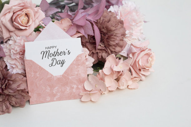 粉红色的信封里写着“母亲节快乐”和粉红色的花图片下载