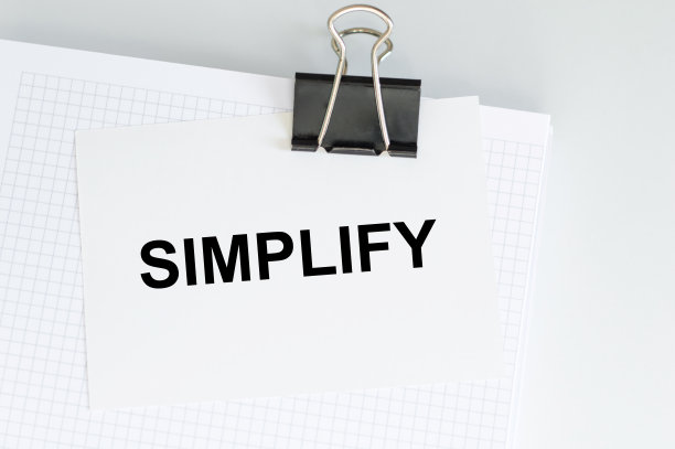 文本简化卡夹到记事本在桌子上图片下载