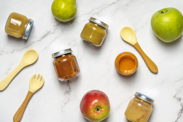 婴儿果泥与水果。第一次喂食。健康的婴儿食品概念。图片下载