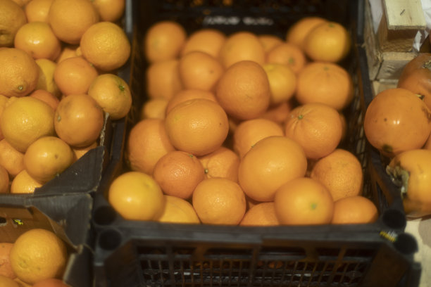 百香果在篮子里。水果箱。蔬菜市场的百香果。图片下载
