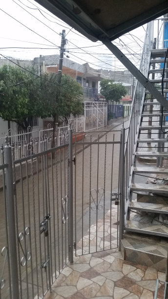 雨水沿着卡塔赫纳小镇的街道流淌的风景图片图片下载