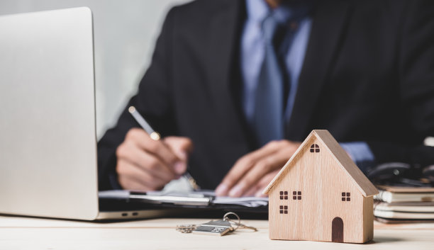 商业手持有家与购买或出租，拷贝空间。房地产投资和房屋抵押的金融概念，手放钱硬币堆叠与木房子。图片下载