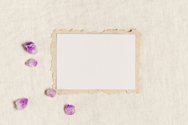 广场邀请卡模拟，空白贺卡和宝石水晶，愈合石紫色紫水晶在米色的桌子。撕纸。最小商业品牌模板。平铺，俯视图图片下载
