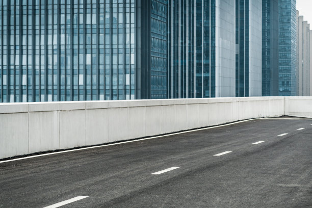 白天，市中心空荡荡的柏油路和现代化的办公大楼。图片下载