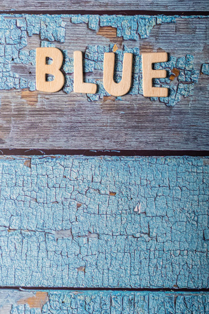 蓝色木制文字文字木制字母在蓝色木制纹理的背景图片下载
