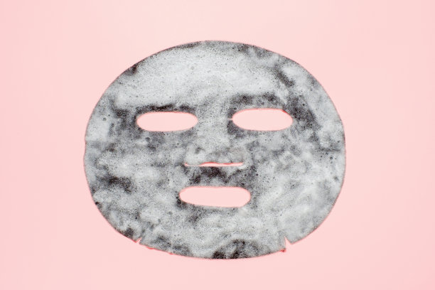 一张黑色泡沫面具上粉红色的背景特写。图片下载