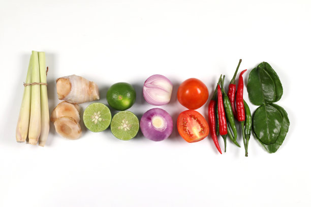 汤百胜香料配料。泰国菜，白色底色的泰式汤，柠檬草，高良姜，青柠，青葱，鲜辣椒，青柠叶，西红柿，俯视图。图片下载
