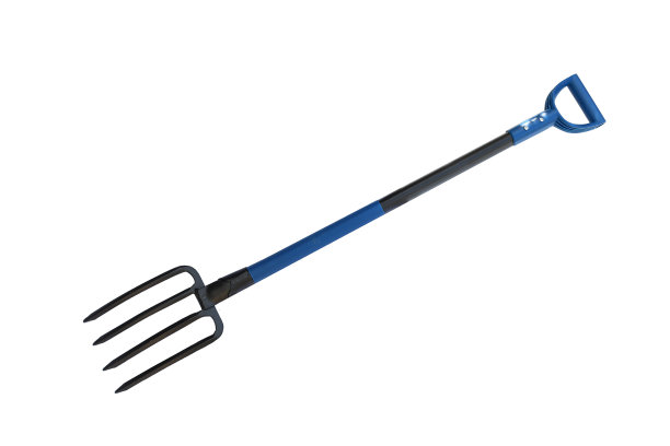 目标，沥青锻造与4齿金属黑色和蓝色长柄白色背景孤立和夹。项目园艺工具-家庭改进或挖掘，或在院子里除草。图片下载