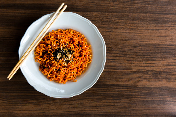 韩国辣方便面，辣红拉面图片下载